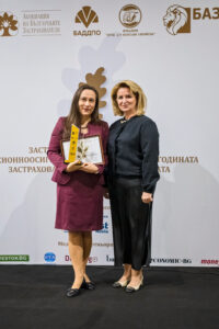Главният изпълнителен директор на ПОД „Доверие“ Светла Несторова получава наградата за най-добро пенсионно осигурително дружество при допълнителното задължително пенсионно осигуряване за 2025 г. от зам. председателя на КФН Диана Йорданова